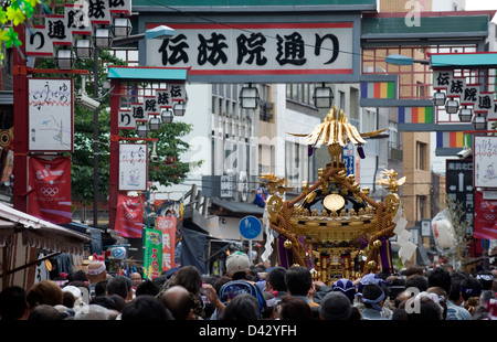 Les gens portent un décor d'or mikoshi sacré dans le sanctuaire portable Sanja Matsuri Festival, l'un des trois grands événements de Tokyo. Banque D'Images