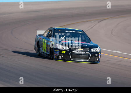 1 mars 2013 - Avondale, Arizona, États-Unis - AVONDALE, Arizona - MAR 01, 2013 : Jeff Gordon (24) prend sa voiture sur la piste et se qualifie pour le 5ème Frais Métro monter 500 course sur le Phoenix International Raceway à Avondale, Arizona. Banque D'Images