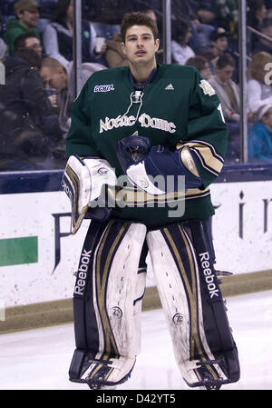 2 mars 2013 - South Bend, Indiana, États-Unis d'Amérique - Mars 02, 2013 : le gardien de Notre Dame (1) Steven Summerhays NCAA avant de partie de hockey entre les Notre Dame Fighting Irish et les Falcons de Bowling Green à Compton Famille Ice Arena à South Bend, Indiana. Notre Dame défait Bowling Green 4-1. Banque D'Images