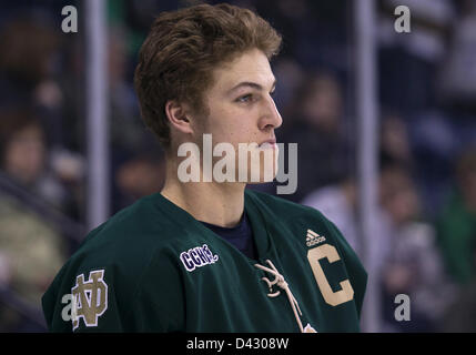 2 mars 2013 - South Bend, Indiana, États-Unis d'Amérique - Mars 02, 2013 : Notre Dame center Anders Lee (9) avant le match de hockey entre NCAA Notre Dame Fighting Irish et les Falcons de Bowling Green à Compton Famille Ice Arena à South Bend, Indiana. Notre Dame défait Bowling Green 4-1. Banque D'Images