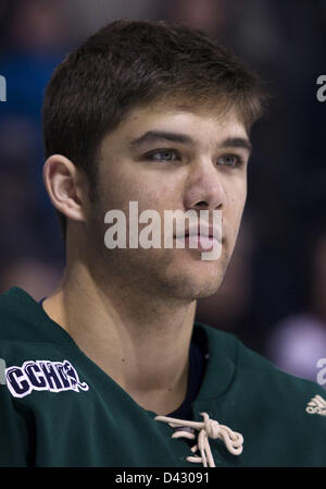 2 mars 2013 - South Bend, Indiana, États-Unis d'Amérique - Mars 02, 2013 : Notre Dame le défenseur Shayne verbal (3) avant le match de hockey entre NCAA Notre Dame Fighting Irish et les Falcons de Bowling Green à Compton Famille Ice Arena à South Bend, Indiana. Notre Dame défait Bowling Green 4-1. Banque D'Images