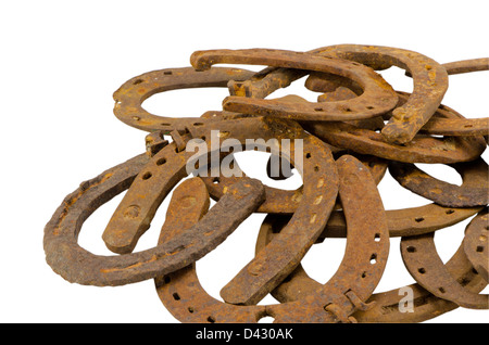 Pile de rusty vintage retro chaussures cheval isolé sur fond blanc Banque D'Images