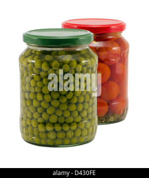 Pease écologique naturel et les tomates en conserve Légumes conservés dans des bocaux en verre pots isolated on white backgroundhealthy services admi Banque D'Images