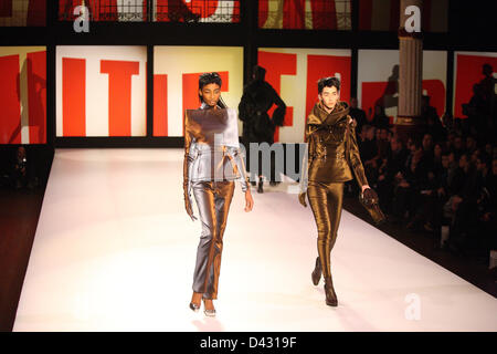 L'usure des modèles creations par le designer français Jean Paul Gaultier dans le cadre de sa collection automne/hiver 2013/2014 présentée lors du Paris pret-a-porter fashion week, Paris, 2 mars 2013. Le Paris pret-a-porter défilés de fonctionner jusqu'au 6 mars 2013. Photo : Hendrik Ballhausen Banque D'Images