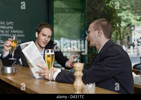 Des collègues de travail ayant une bière après le travail. Banque D'Images