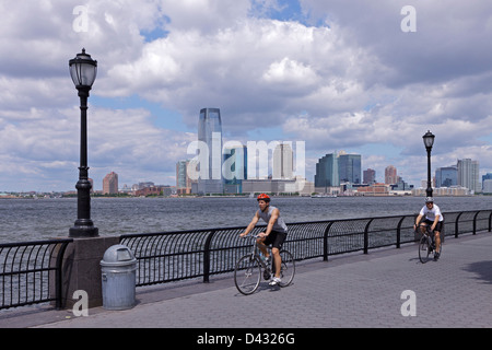 Avis de Jersey City à partir de la Hudson River Park, à Manhattan, New York City, USA Banque D'Images