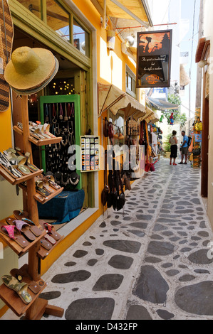 Naxos. Cyclades. La Grèce. Boutiques d'artisanat et souvenirs line une étroite ruelle pavée dans le vieux quartier de la ville de Naxos. Banque D'Images