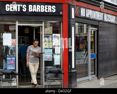 Boutique de coiffeur sur un coin de rue dans le quart nord, Manchester Banque D'Images