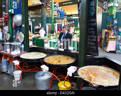 - L'alimentation de rue dans de grands grils curry - à vendre à Borough Market, London Banque D'Images