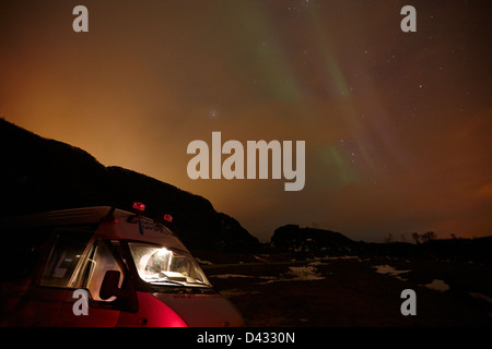 Les touristes en nuit nuageuse northern lights chase aurore boréale près de Tromso, dans le nord de la norvège, Europe Banque D'Images