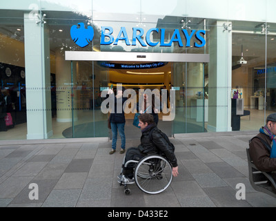 L'homme en fauteuil roulant en passant l'avant de la Barclays Bank La Hayes Cardiff Wales UK Central Banque D'Images