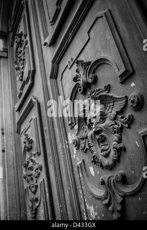 Masque gothique sur un vieil porte dans Milan - Italie Banque D'Images