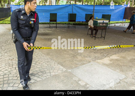 3 mars 2013 - Bangkok, Thaïlande - un policier thaïlandais périmètre autour de bandes met une section Benchasiri Park à Bangkok. Les habitants de Bangkok se sont rendus aux urnes dimanche pour élire un nouveau gouverneur. Le taux de participation devrait être lourde pour une élection locale. Pongchareon Pongsapat, le Pheu Thai Sukhumbhand Paribatra candidat à perdu, le candidat des démocrates. Il y avait un total de 25 candidats à l'élection mais seulement Pheu Thai et les démocrates ont eu la chance de gagner. (Crédit Image : © Jack Kurtz/ZUMAPRESS.com) Banque D'Images