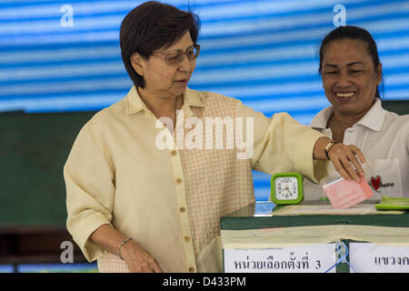 3 mars 2013 - Bangkok, Thaïlande - une femme dépose son bulletin rempli à l'urne dans un bureau de scrutin à Benchasiri Park à Bangkok. Les habitants de Bangkok se sont rendus aux urnes dimanche pour élire un nouveau gouverneur. Le taux de participation devrait être lourde pour une élection locale. Pongchareon Pongsapat, le Pheu Thai Sukhumbhand Paribatra candidat à perdu, le candidat des démocrates. Il y avait un total de 25 candidats à l'élection mais seulement Pheu Thai et les démocrates ont eu la chance de gagner. (Crédit Image : © Jack Kurtz/ZUMAPRESS.com) Banque D'Images