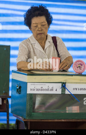 3 mars 2013 - Bangkok, Thaïlande - une femme dépose son bulletin rempli à l'urne dans un bureau de scrutin à Benchasiri Park à Bangkok. Les habitants de Bangkok se sont rendus aux urnes dimanche pour élire un nouveau gouverneur. Le taux de participation devrait être lourde pour une élection locale. Pongchareon Pongsapat, le Pheu Thai Sukhumbhand Paribatra candidat à perdu, le candidat des démocrates. Il y avait un total de 25 candidats à l'élection mais seulement Pheu Thai et les démocrates ont eu la chance de gagner. (Crédit Image : © Jack Kurtz/ZUMAPRESS.com) Banque D'Images