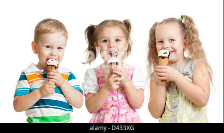 Heureux les enfants garçon et filles eating ice cream en studio isolated Banque D'Images