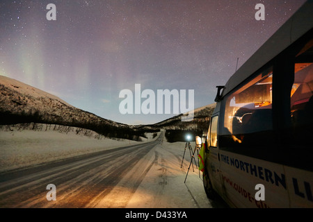 Groupe de touristes mis en place pour photographier les aurores boréales aurores boréales tourbillonnant près de Tromso, dans le nord de la norvège, Europe Banque D'Images