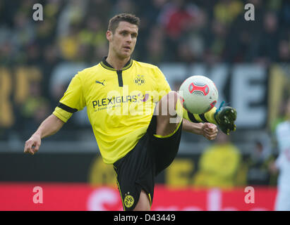 Le Dortmund Sebastian Kehl passe le ballon au cours de la Bundesliga match de foot entre Borussia Dortmund et Hanovre 96 au Signal Iduna Park de Dortmund, Allemagne, 02 mars 2013. Photo : BERND THISSEN Banque D'Images