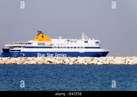 Naxos. Cyclades. La Grèce. Le Blue Star Paros ferry navigue dans la ville de Naxos (Chora) sur l'île de Naxos. Banque D'Images