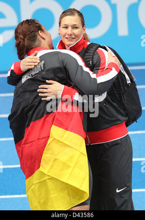 L'Allemagne Christina Schwanitz célèbre sa victoire dans le tour final avec sa coéquipière Josephine Terlecki (r) au cours de l'IAAF European Athletics Indoor Championships 2013 dans le Scandinavium Arena de Göteborg, Suède, le 3 mars 2013. Schwanitz a remporté la médaille d'or. Foto : Christian Charisius/dpa  + + +(c) afp - Bildfunk + + + Banque D'Images