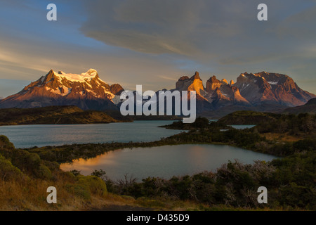 Très belle vue panoramique sur l'aube de la montagnes enneigées de Torres del Paine, Patagonie Banque D'Images