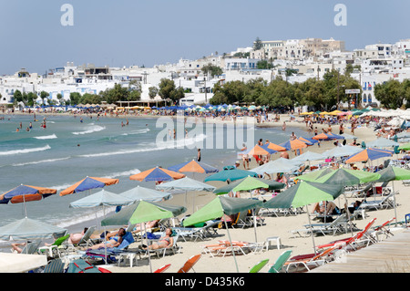 Naxos. Cyclades. La Grèce. La plage de sable d''Agios Georgios Beach avec la ville de Naxos (Chora) passant à l'arrière-plan. Banque D'Images