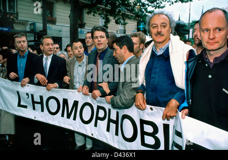 PARIS, France - les hommes politiques français au gay Pride LGBTQI+ March, avec l'ancien maire de Paris, Bertrand Delanoe (2nd de gauche), Patrick Bloche (sénateur P.S., centre), Christophe Girard, (, ex-vice-président de l'ensemble contre le SIDA, Assoc. Pour le financement de la lutte contre le SIDA). Activistes des droits de l'homme, lutte pour les droits des gays, photo du Groupe politique Banque D'Images