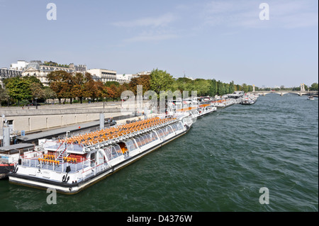 Les touristes des bateaux de croisière River, Paris, France. Banque D'Images