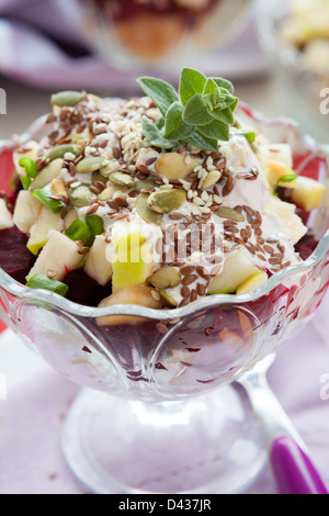 Salade de pommes dans un bol en verre, gros plan Banque D'Images