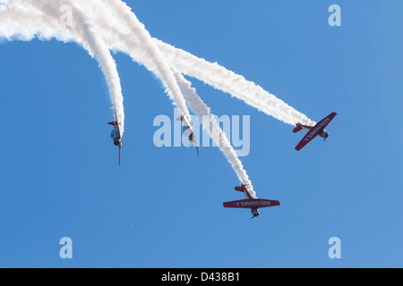 L'équipe de voltige Aeroshell volent en formation à la Stuart Air Show. Banque D'Images