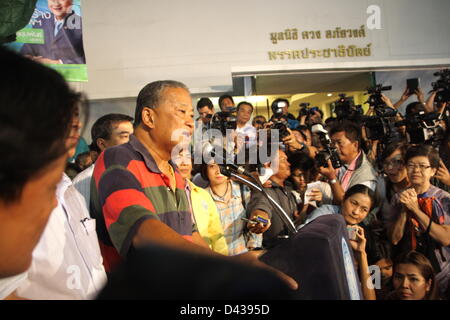 03 MARS 2013 . Bangkok , Thaïlande .Sukhumbhand Paribatra lors d'une conférence de presse. M. Sukhumbhand Paribatra du parti démocrate a remporté l'élection du gouverneur de Bangkok avec un record de 1,26 millions de voix alors que Pol Gen de Pongsapat Pheu Thai a obtenu 1,07 millions de dollars. Banque D'Images