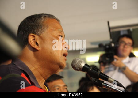 03 MARS 2013 . Bangkok , Thaïlande .Sukhumbhand Paribatra lors d'une conférence de presse. M. Sukhumbhand Paribatra du parti démocrate a remporté l'élection du gouverneur de Bangkok avec un record de 1,26 millions de voix alors que Pol Gen de Pongsapat Pheu Thai a obtenu 1,07 millions de dollars. Banque D'Images