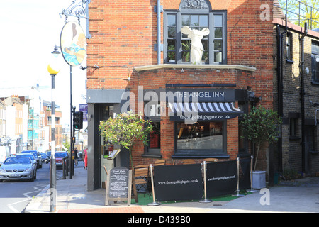 The Angel Inn, un pub à Highgate village dans le nord de Londres, en Angleterre, Royaume-Uni Banque D'Images