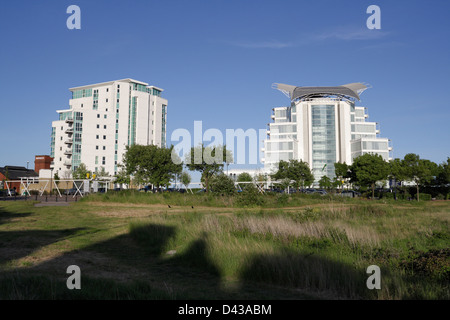 Hôtel et immeuble d'appartements St Davids à Cardiff Bay Wales Skyline architecture moderne Banque D'Images