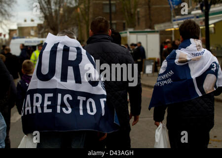 3 mars 2013. White Hart Lane, Londres, Royaume-Uni. Les supporters de Tottenham mars avec drapeaux drapés sur leurs épaules en avant le Derby du nord de Londres entre Arsenal et Tottenham Hotspur à White Hart Lane, dans le nord de Londres Banque D'Images