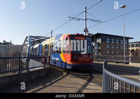 Sheffield Supertram Tram au bas de la rue commerciale Park Square Roundabout. Metro transport urbain, réseau de trains légers Sheffield, Angleterre Banque D'Images