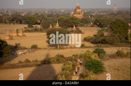 La vue de la Pagode Shwesandaw au coucher du soleil Banque D'Images