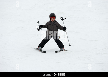 Jeune garçon enfant ski, saison d'hiver, la neige Banque D'Images