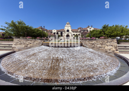 Fontaine en face de la nouvelle Plaza Hôtel de ville dans la vieille ville de Temecula Civic Centre, Southern California USA Banque D'Images