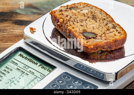 Tranche de pain aux noix sur le régime alimentaire d'afficher le tableau de la valeur nutritive - un concept de régime Banque D'Images
