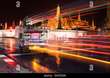 Le trafic de nuit de Bangkok - Tuk Tuk en face du Grand Palais Banque D'Images