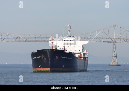 Un grand pétrolier quitte san francisco sous le pont de Richmond-San Rafael. Banque D'Images