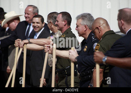 Laredo privé Agents de patrouille frontalière et la U.S. Customs & Border Protection Sous-commissaire par intérim Thomas S. Winkowski casser la terre sur la frontière du Texas du Sud Centre de renseignement à Laredo, TX Banque D'Images