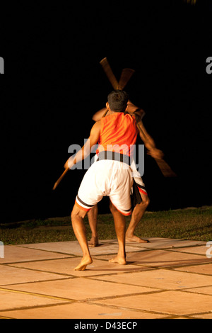 Deux combattants démontrer l'ancien art de Kalaripayattu matrimonial Keralan Banque D'Images