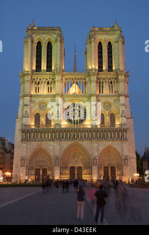 L'architecture française emblématique. La célèbre façade ouest de la Cathédrale Notre Dame, courts de nuit. Un grand chef d'œuvre gothique au centre de Paris. La France. Banque D'Images