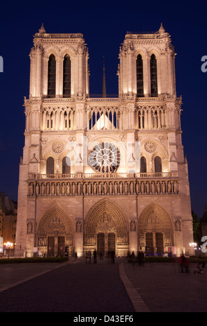 L'architecture française emblématique. La célèbre façade ouest de la Cathédrale Notre Dame, courts de nuit. Un grand chef d'œuvre gothique au centre de Paris. La France. Banque D'Images