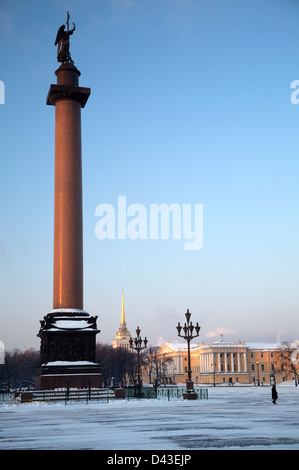 Alexander colonne avec l'Amirauté en arrière-plan, la Place du Palais, Saint Petersburg, Russie Banque D'Images