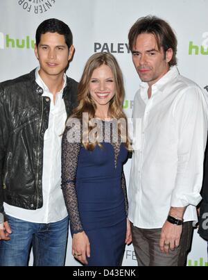 JD Pardo,Tracy Spiridakos, Billy Burke aux arrivées pour la révolution de bord à la 30e assemblée annuelle Paleyfest William S. Paley Television Festival - PALEYFEST 2013, Saban Theatre, Los Angeles, CA 2 mars 2013. Photo par : Dee Cercone/Everett Collection Banque D'Images