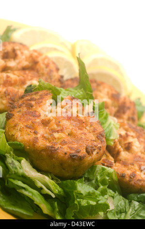 Gâteaux de homard sur lit de laitue avec tranche de citron wedges Banque D'Images