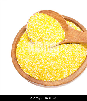Millet dans bol en bois isolé sur fond blanc Banque D'Images